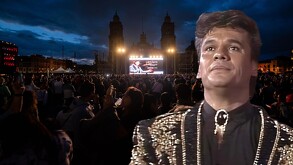 Capitalinos disfrutan en el Zócalo la proyección del concierto de Juan Gabriel en Bellas Artes.