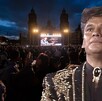 Capitalinos disfrutan en el Zócalo la proyección del concierto de Juan Gabriel en Bellas Artes. Capitalinos disfrutan en el Zócalo la proyección del concierto de Juan Gabriel en Bellas Artes.