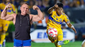 Diego Sánchez pidió a Konan Big que lo bendiga con una cachetada como acostumbra a hacer el presentador.