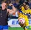 Diego Sánchez pidió a Konan Big que lo bendiga con una cachetada como acostumbra a hacer el presentador. Diego Sánchez pidió a Konan Big que lo bendiga con una cachetada como acostumbra a hacer el presentador.