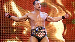 Alberto del Rio aparece en la imagen con un cinto de la WWE, una lucha de Estados Unidos.