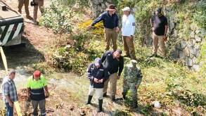 Personas ayudando en labores de rescate por lluvias en la Sierra Norte de Puebla.