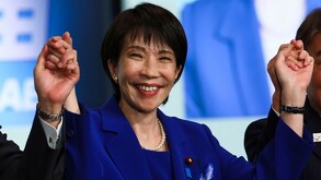 Sanae Takaichi celebarndo su elección como Primera Ministra de Japón