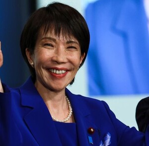 Sanae Takaichi celebarndo su elección como Primera Ministra de Japón
