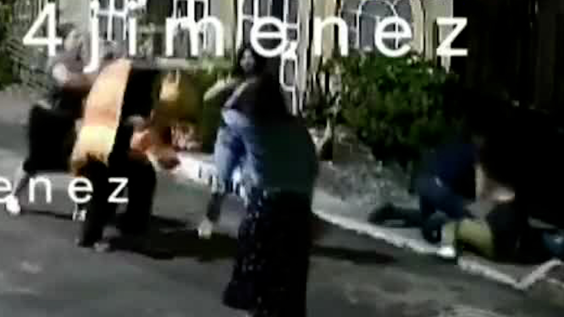 En la colonia Unidad IBPI Picos, los vecinos de la calle Alejandro Carrel aseguran que la riña se dio por el vehículo estacionado de una de las familias involuc
