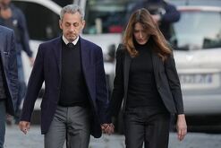Expresidente de Francia caminando con su esposa a prisión