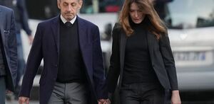 Expresidente de Francia caminando con su esposa a prisión