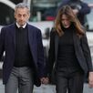 Expresidente de Francia caminando con su esposa a prisión