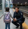 Imagen ilustrativa genera con Gemini IA de una niña pidiendo ayuda a un guardia de seguridad en Mi Macro Periférico. Imagen ilustrativa genera con Gemini IA de una niña pidiendo ayuda a un guardia de seguridad en Mi Macro Periférico.