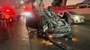 Movilización de los cuerpos de auxilio tras volcadura en avenida Constitución en Monterrey.