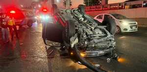 Movilización de los cuerpos de auxilio tras volcadura en avenida Constitución en Monterrey. Movilización de los cuerpos de auxilio tras volcadura en avenida Constitución en Monterrey.