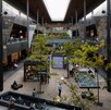 Plaza Antea, se encuentra ubicada sobre la carretera Querétaro-San Luis Potosí y destaca por su arquitectura vanguardista, estructuras de acero y áreas verdes.