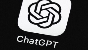 Primer plano del logo oficial de ChatGPT (un nudo estilizado en blanco y negro) en la pantalla de un dispositivo móvil.