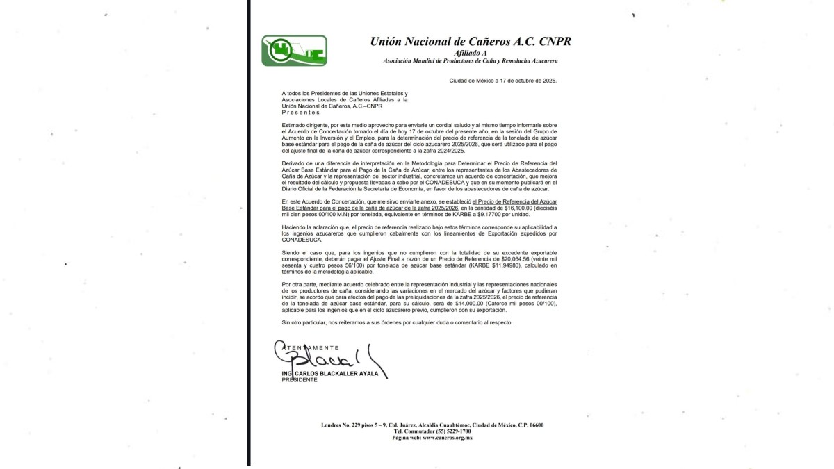 Tres campesinos cañeros discuten preocupados por dinero y precios bajos en una mesa con un pizarrón de caída de precios. Al fondo hay un ingenio azucarero y otr Tres campesinos cañeros discuten preocupados por dinero y precios bajos en una mesa con un pizarrón de caída de precios. Al fondo hay un ingenio azucarero y otr