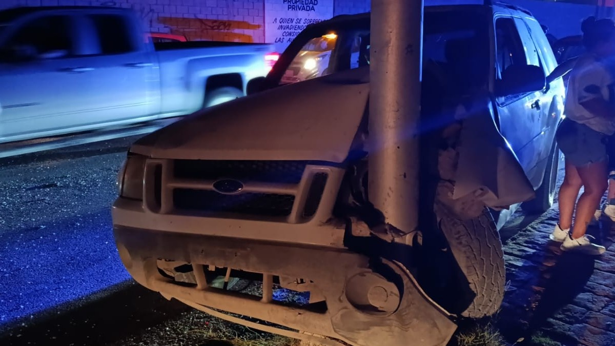 Automóvil destrozado a causa de una colisión contra un poste de luz en Torreón. Automóvil destrozado a causa de una colisión contra un poste de luz en Torreón.