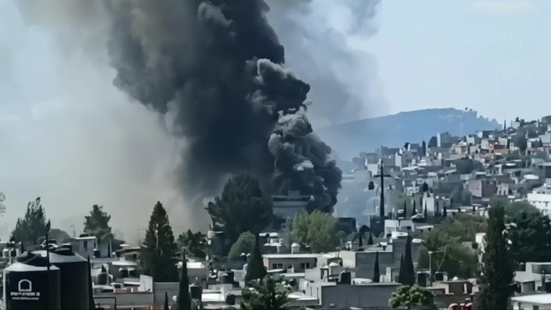 Un fuerte incendio provocó la movilización de elementos de emergencia en la zona alta del municipio, en las inmediaciones de la comunidad de Carlos Hank Gonzále