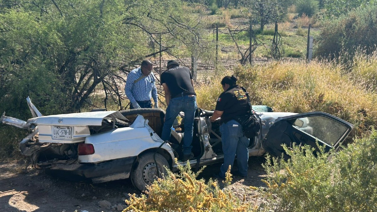 Elementos de la FGE intentando rescatar el cuerpo prensado de un hombre que murió al chocar contra pipa en San Pedro, Coahuila. Elementos de la FGE intentando rescatar el cuerpo prensado de un hombre que murió al chocar contra pipa en San Pedro, Coahuila.