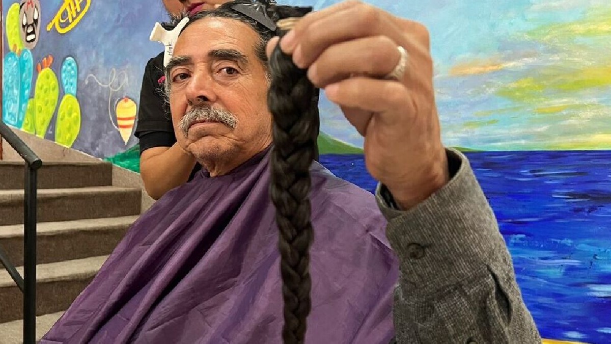 Hombre donando trenza para peluca oncológica en México