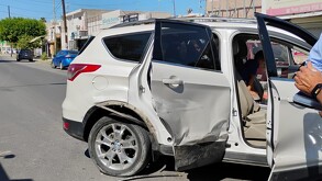 Carro blanco chocado en el centro de la ciudad de Torreón.