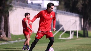 Las Chivas Rayadas del Guadalajara ya viajaron a Querétaro en busca del quinto triunfo seguido y lo harán sin Alan Pulido, ni Javier Hernández.