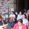 Las personas salen en un edificio ante un sismo en México.
