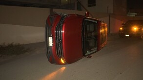 La camioneta se proyectó hacia la banqueta, donde chocó contra una luminaria, para posteriormente volcar sobre su costado izquierdo en Villanatura.