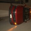 La camioneta se proyectó hacia la banqueta, donde chocó contra una luminaria, para posteriormente volcar sobre su costado izquierdo en Villanatura. La camioneta se proyectó hacia la banqueta, donde chocó contra una luminaria, para posteriormente volcar sobre su costado izquierdo en Villanatura.