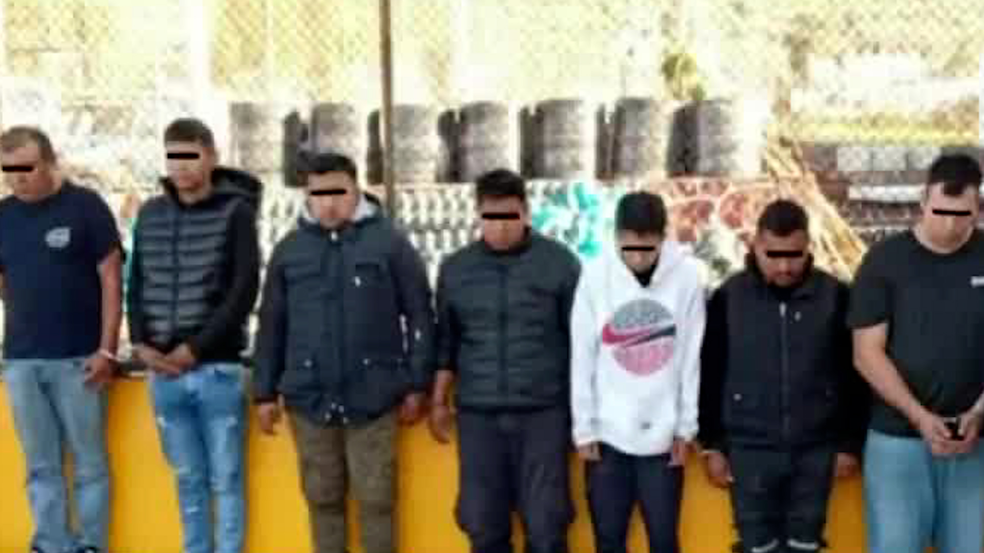 Los nueve presuntos integrantes fueron capturados tras intentar extorsionar al conductor de un tráiler a través de montachoques.