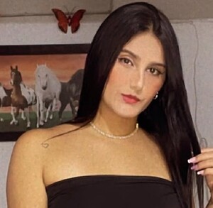 En la imagen aparece la influencer Estefanía Restrepo Valencia, influencer de 26 años, con un atuendo en color negro.