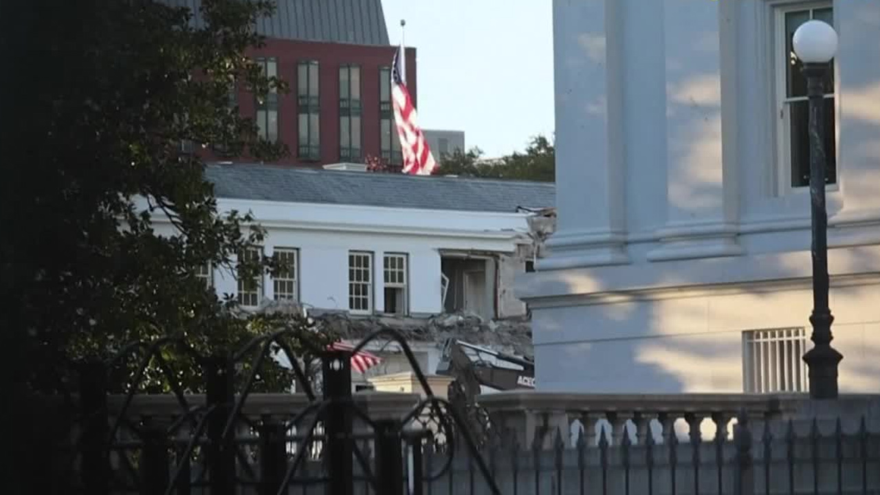 Donald Trump informó que la demolición parcial del ala este de la Casa Blanca dio inicio hoy para construir un salón de baile.