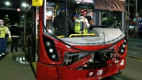 Unidad del Metrobús impactada por un automóvil en la Gustavo A. Madero, el martes 21 de octubre del 2025.
