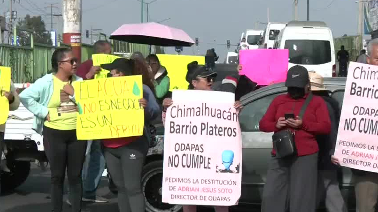 Habitantes de Chimalhuacán bloquearon avenida Bordo de Xochiaca y el paso del Mexibús para exigir agua potable en sus hogares.