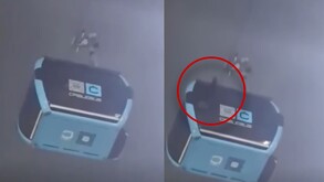 Hombre atrapado en una cabina de la Línea del Cablebús de noche