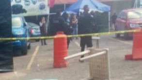 Policías en tianguis de La Fayuca de Puebla tras balacera que dejó un hombre muerto.