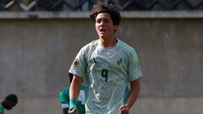Aldo Patricio De Nigris representando a la Selección Mexicana Sub-17, donde se ha consolidado como uno de los goleadores.