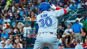 Alejandro Kirk a punto de batear un cuadrangular con los Toronto Blue Jays en Fase Regular de la MLB 2025.