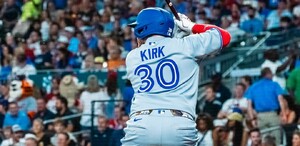 Alejandro Kirk a punto de batear un cuadrangular con los Toronto Blue Jays en Fase Regular de la MLB 2025.