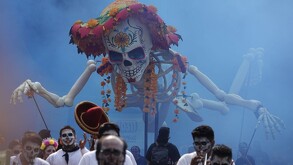 Catrina gigante durante el Desfile de Día de Muertos en CdMx