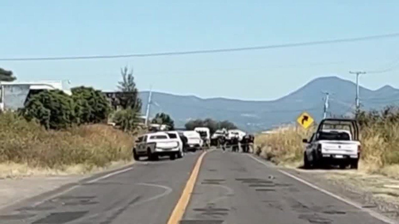 Victor Daniel Velázquez, subdirector de Seguridad Pública de Indaparapeo, Michoacán, murió tras un atentado mientras viajaba en su vehículo.