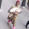 Mujer caminando con una bebé en brazos, momentos previos a abandonarla en una estación del metro de Nueva York. Mujer caminando con una bebé en brazos, momentos previos a abandonarla en una estación del metro de Nueva York.