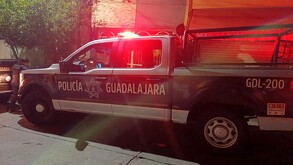 Patrulla de la Policía Municipal de Guadalajara presente en el lugar donde el joven fue atacado por su padre