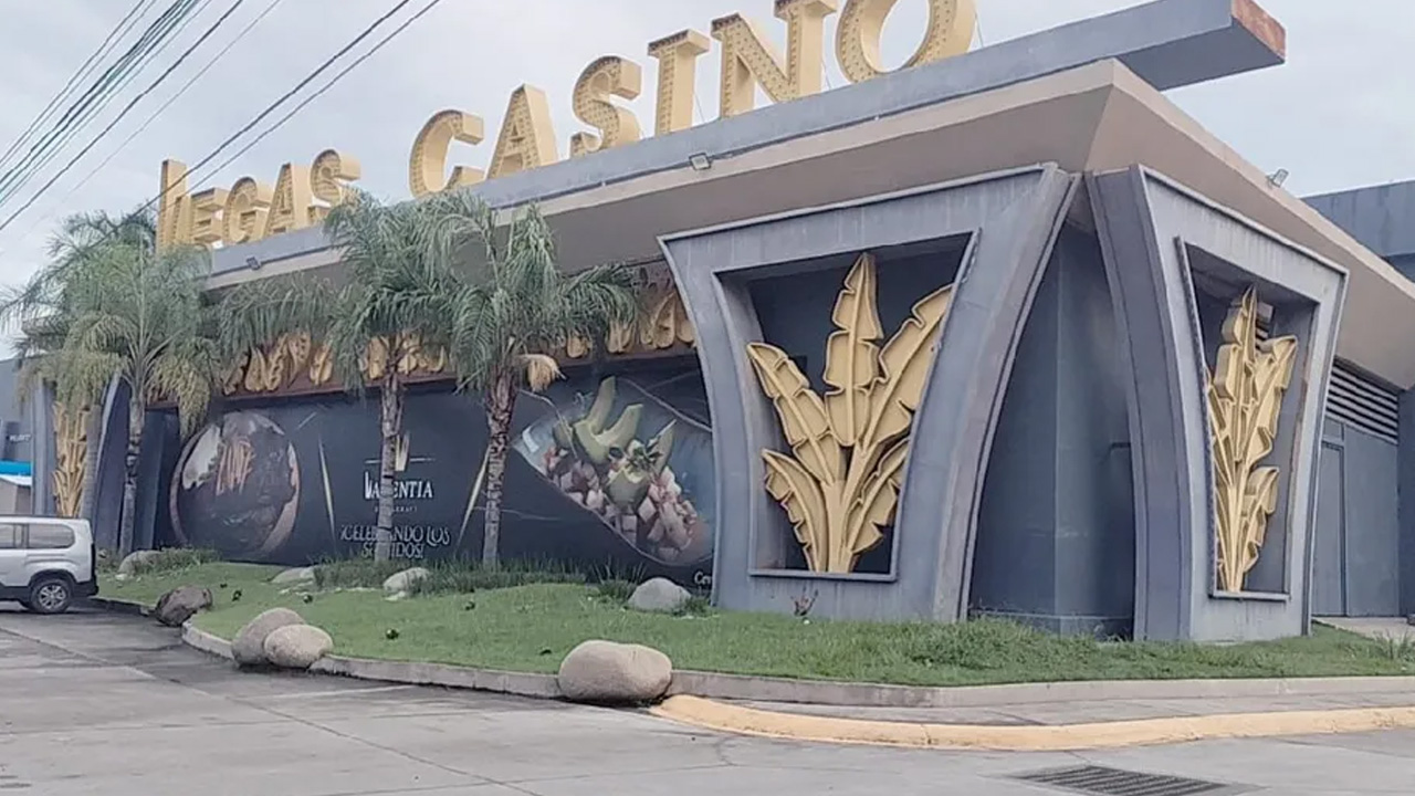 Una balacera frente al casino Las Vegas en Tapachula, Chiapas, dañó nueve vehículos y dejó 34 casquillos percutidos.