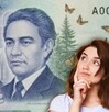 Mujer pensando si existe el billete de 2 mil pesos. Mujer pensando si existe el billete de 2 mil pesos.