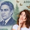 Mujer pensando si existe el billete de 2 mil pesos. Mujer pensando si existe el billete de 2 mil pesos.