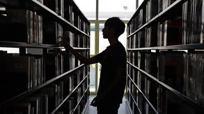 un joven buscando libros en una librería en puebla