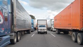 Camiones de carga detenidos en la autopista México-Puebla, este tipo de transporte circula a todas horas a lo largo de la vialidad que conecta a Puebla con CDMX