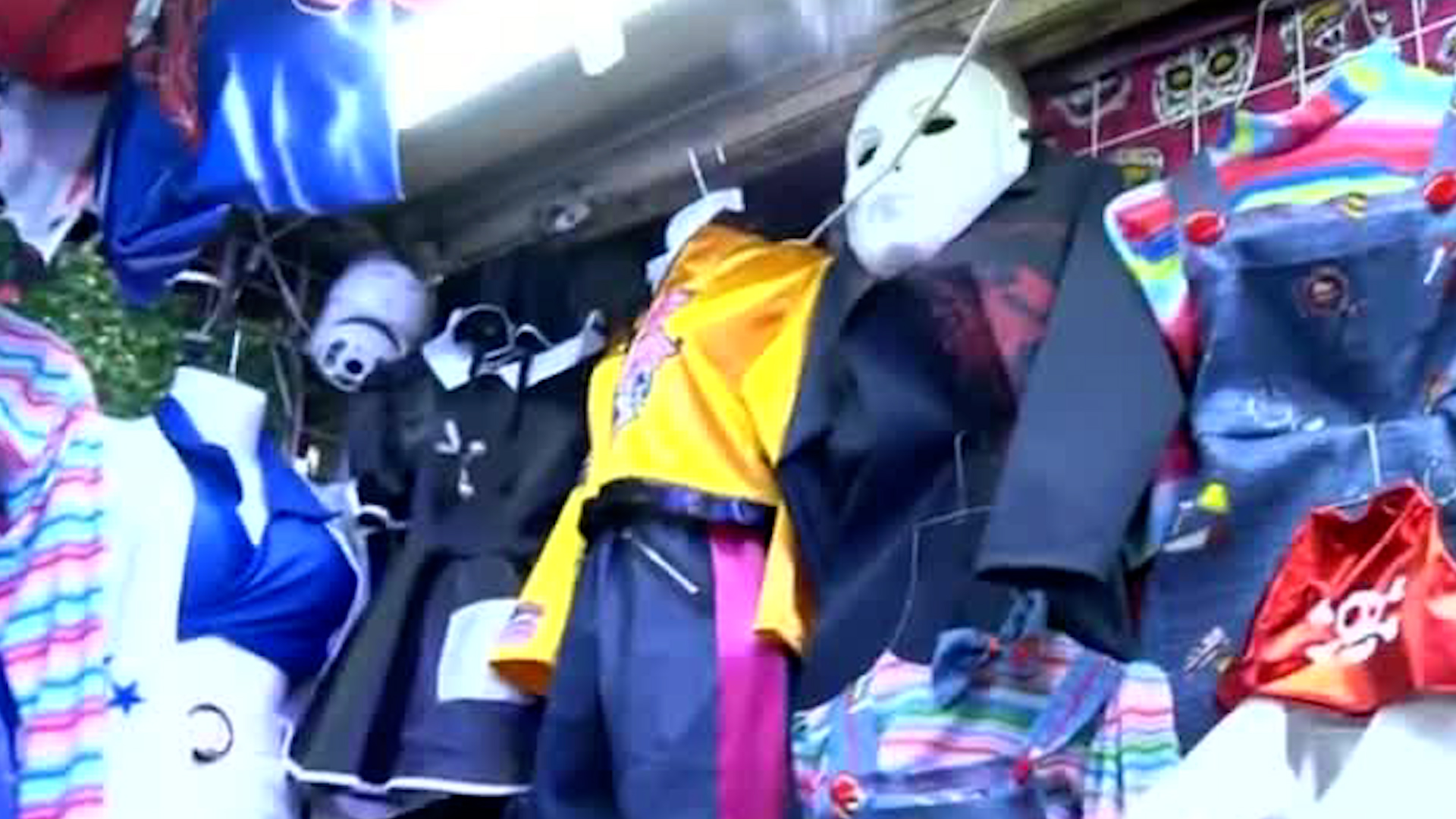 Cientos de comerciantes en el Mercado de Sonora preparan sus máscaras y disfraces para los miles de capitalinos que buscan los mejores precios.