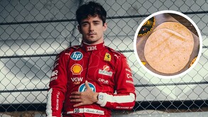 Charles Leclerc vistiendo el uniforme de la escudería Ferrari en Fórmula 1.