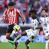 Erick Gutiérrez, de Chivas, disputando un balón en el partido contra Querétaro de la Jornada 5 del Clausura 2025. Erick Gutiérrez, de Chivas, disputando un balón en el partido contra Querétaro de la Jornada 5 del Clausura 2025.