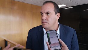 Cuauhtémoc Blanco declarando ante los medios tras ser sorprendido en una cancha de pádel durante votación de la Cámara de Diputados.